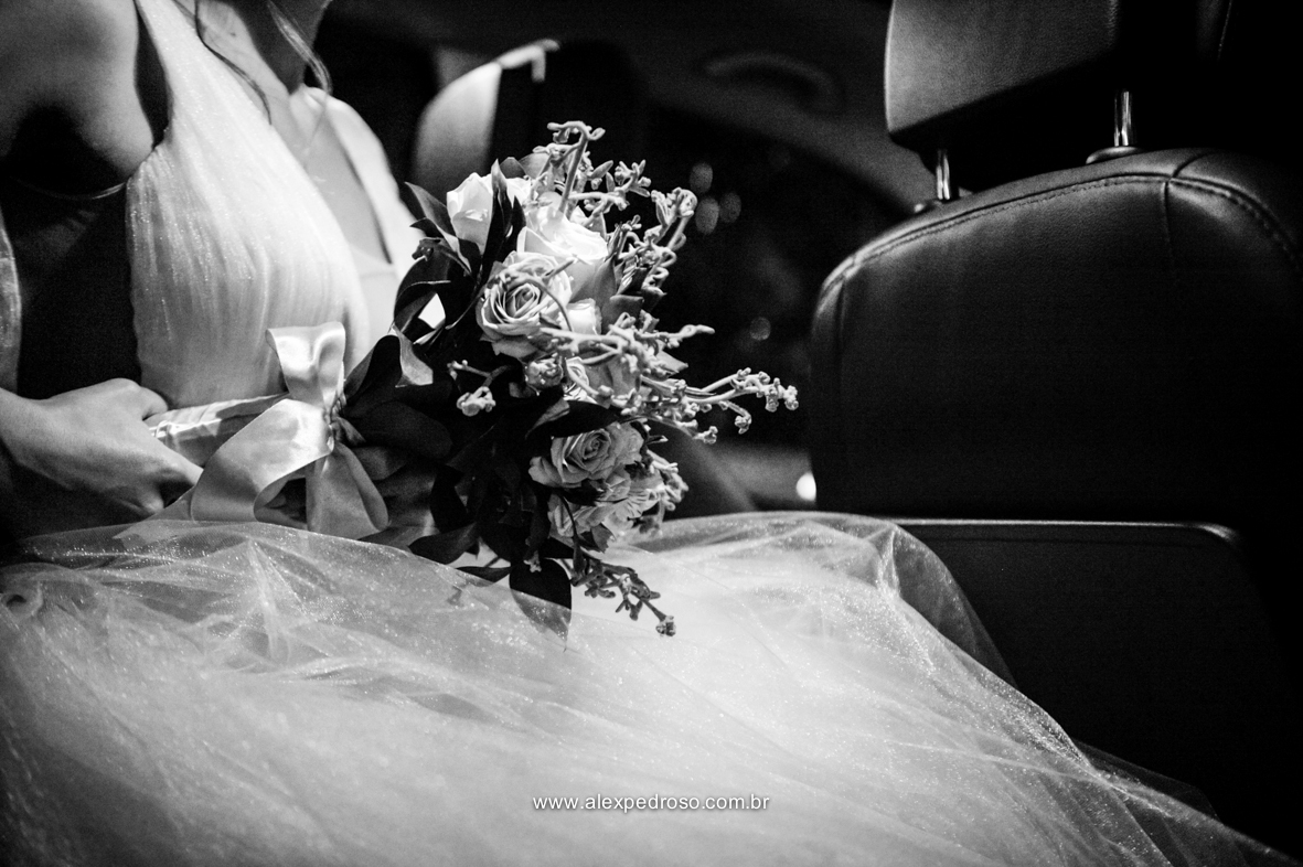 detalhes da noiva vestida de branco segurando o buque de flores foto feita em preto e branco