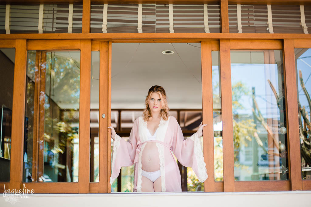 jaqueine-porto-fotografia-ensaio-gestante-lifestyle-boudoir-piratininga-niteroi-gravida-sentada-no-sofa-da-sala