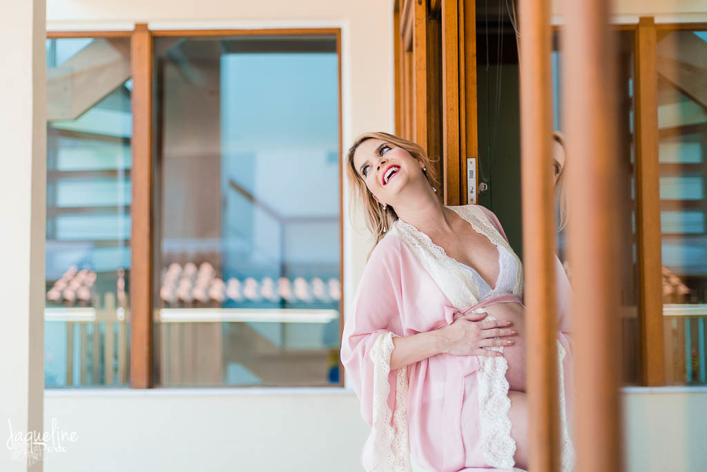jaqueine-porto-fotografia-ensaio-gestante-lifestyle-piratininga-niteroi-gravida-sentada-na-janela-com-penhoir-rosa-e-nude