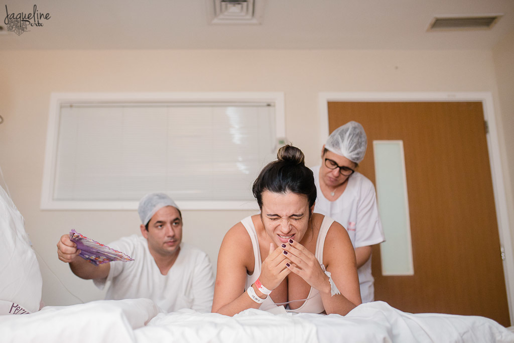 Fotografia-de-parto-normal-maternidade-perinatal-barra-da-tijuca-jaqueline-porto-fotógrafa-doutora-carolina-mocarzel-trabalho-de-parto-ativo