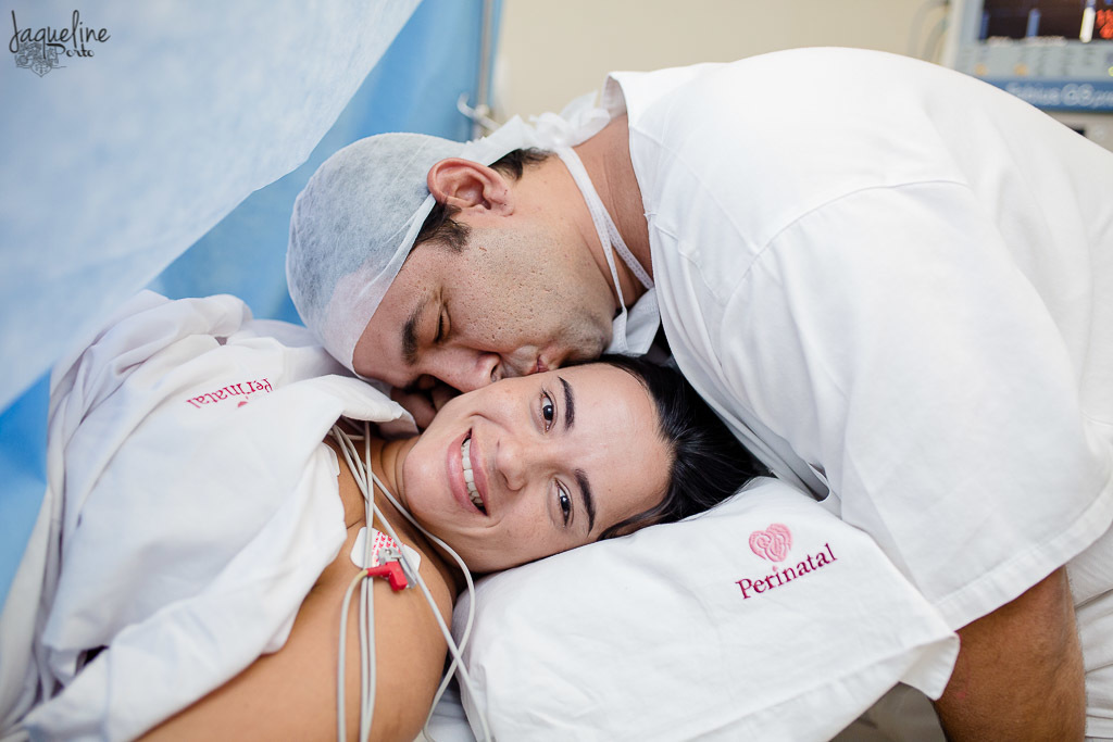 Fotografia-de-parto-normal-maternidade-perinatal-barra-da-tijuca-jaqueline-porto-fotógrafa-doutora-carolina-mocarzel-cesarea