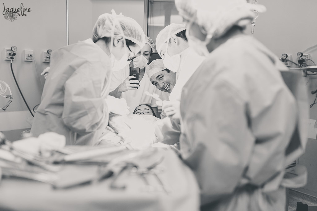 Fotografia-de-parto-maternidade-perinatal-barra-da-tijuca-jaqueline-porto-fotógrafa-doutora-carolina-mocarzel-cesarea