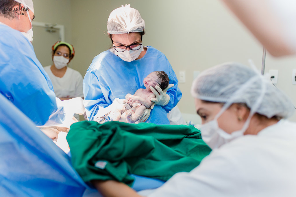 Fotografia-de-parto-maternidade-perinatal-barra-da-tijuca-jaqueline-porto-fotógrafa-doutora-carolina-mocarzel-cesareana