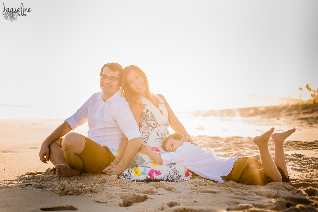 Jaqueline-Porto-Fotografia-ensaio-gestante-Praia-da-Reserva-Rio-de-Janeiro-gravida-marido-e-filho-sentados-na-areia