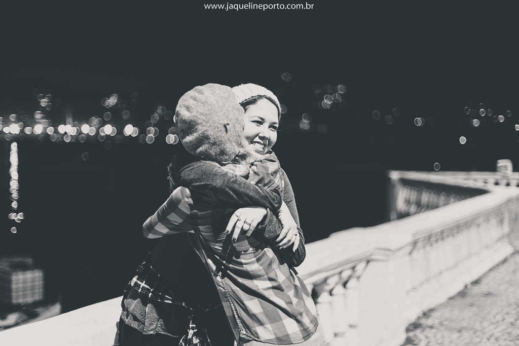 Jaqueline-Porto-Fotografia-praia-da-urca-ensaio-de-amigas-se-abraçando-felizes-de-noite-no-inverno