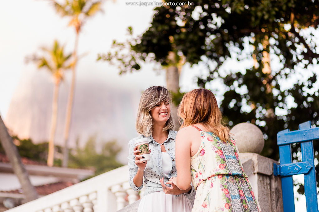 Jaqueline-Porto-Fotografia-ensaio-de-amigas-sorrindo-felizes-na-urca-tomando-cafe-do-starbucks