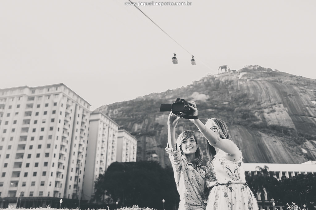 Jaqueline-Porto-Fotografia-ensaio-de-amigas-sorrindo-felizes-na-urca-perto-do-bondinho-do-pao-de-açucar