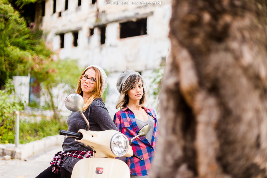 Jaqueline-Porto-Fotografia-ensaio-de-amigas-encostadas-na-moto-antiga-vespa-na-urca