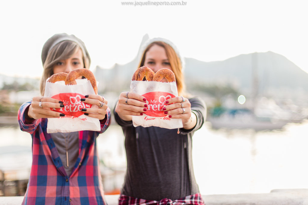 Jaqueline-Porto-Fotografia-ensaio-de-amigas-encostadas-na-mureta-da-urca-comendo-pretzels