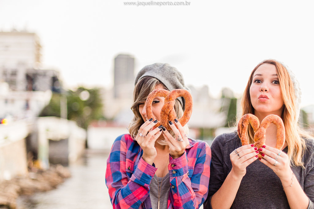 Jaqueline-Porto-Fotografia-ensaio-de-amigas-encostadas-na-mureta-da-urca-brincando-com-pretzles