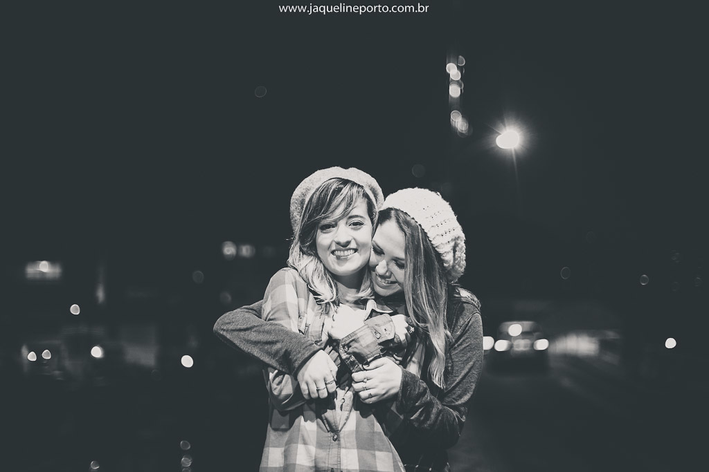 Jaqueline-Porto-Fotografia-praia-da-urca-ensaio-de-amigas-se-abraçando-de-noite-no-inverno