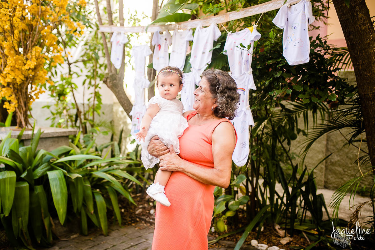 fotografia-de-batizado-de-menina-e-festa-de-um-ano-gruta-nossa-senhora-de-lourdes-tijuca-rio-de-janeiro-crianca-com-a-avo