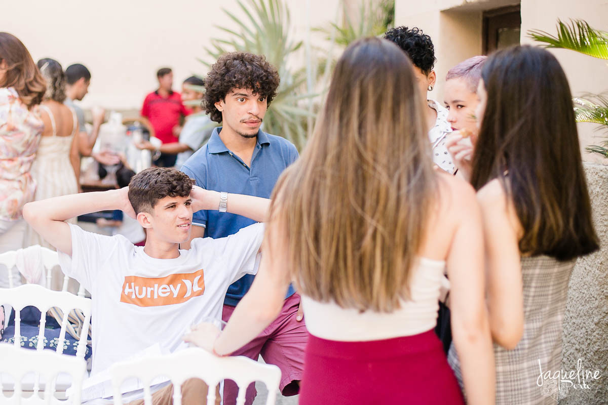 jaqueline-porto-fotografia-de-batizado-de-menina-e-festa-de-um-ano-gruta-nossa-senhora-de-lourdes-tijuca-rio-de-janeiro-convidados-conversando-animados-e-alegres