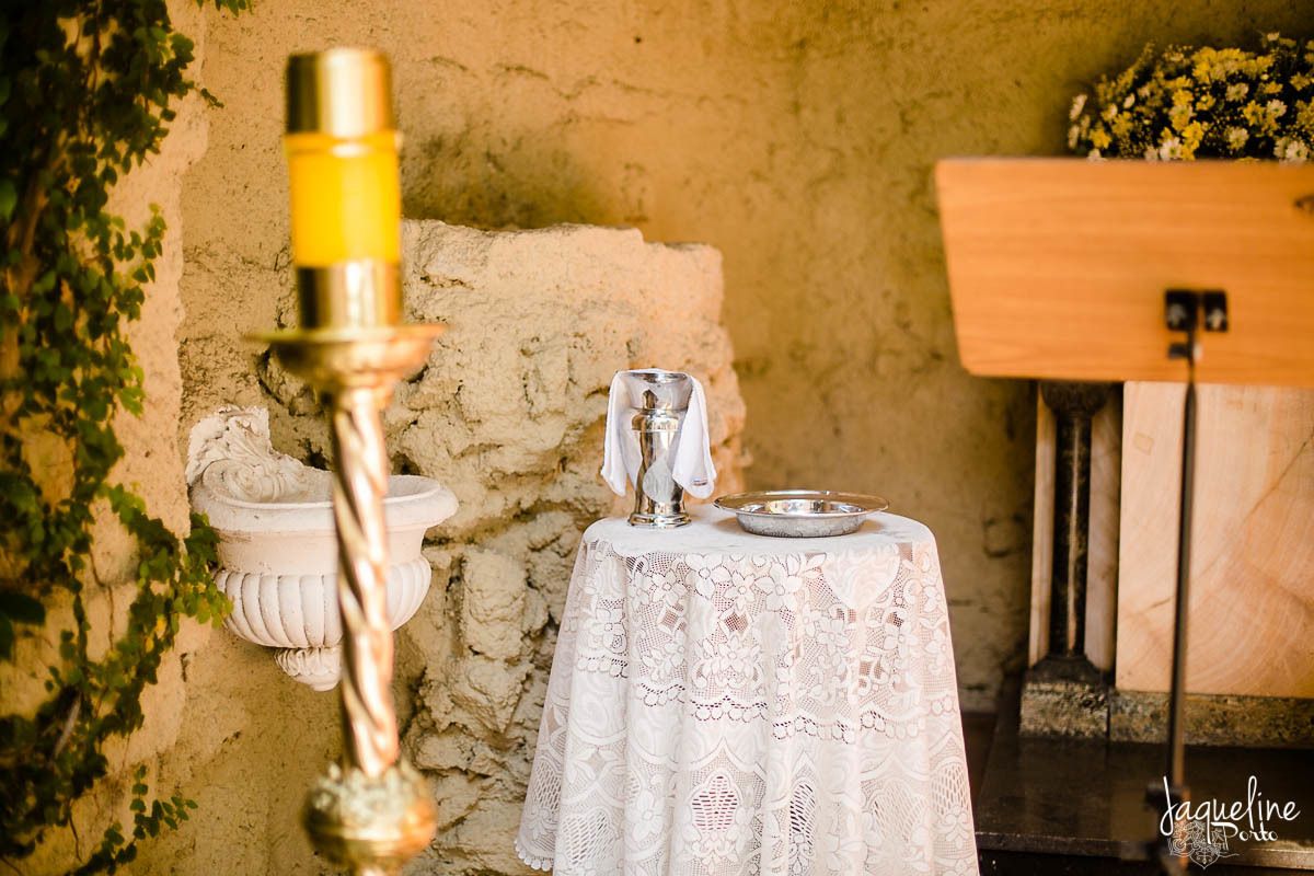 jaqueline-porto-fotografia-de-batizado-de-menina-e-festa-de-um-ano-gruta-nossa-senhora-de-lourdes-tijuca-rio-de-janeiro-detalhes-da-cerimonia-altar