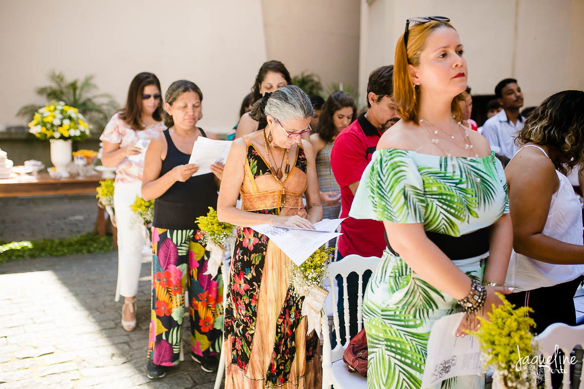 jaqueline-porto-fotografia-de-batizado-de-menina-e-festa-de-um-ano-gruta-nossa-senhora-de-lourdes-tijuca-rio-de-janeiro-convidados-orando