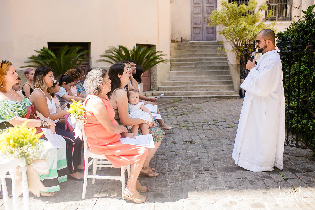 jaqueline-porto-fotografia-de-batizado-de-menina-e-festa-de-um-ano-gruta-nossa-senhora-de-lourdes-tijuca-rio-de-janeiro-padre-fazendo-homilia