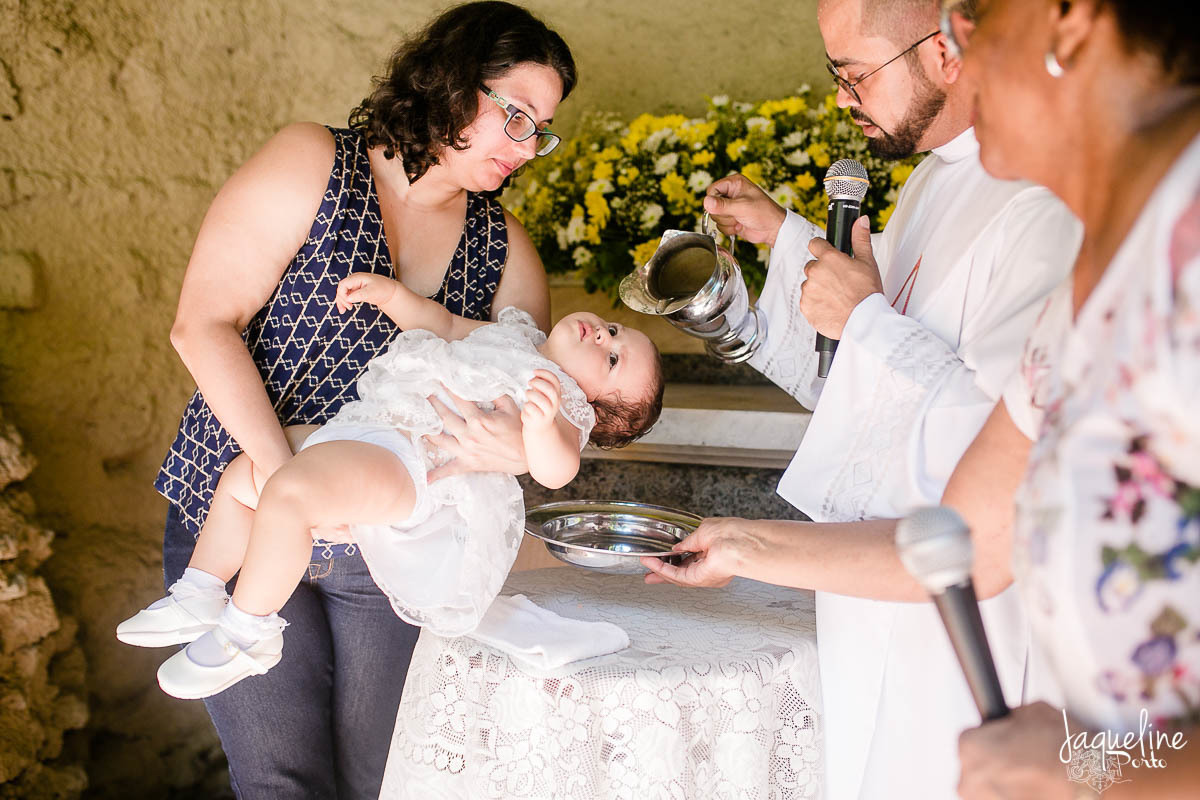 jaqueline-porto-fotografia-de-batizado-de-menina-e-festa-de-um-ano-gruta-nossa-senhora-de-lourdes-tijuca-rio-de-janeiro-agua-batismal