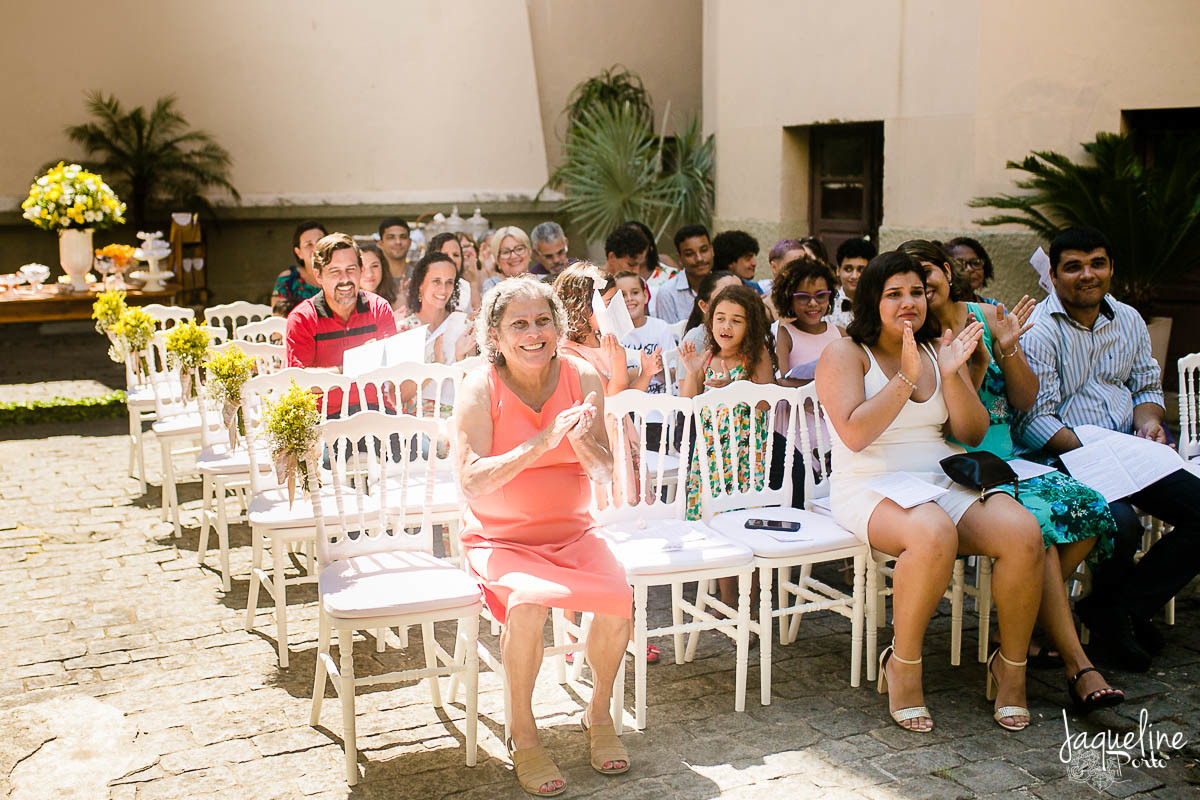 jaqueline-porto-fotografia-de-batizado-de-menina-e-festa-de-um-ano-gruta-nossa-senhora-de-lourdes-rio-de-janeiro-convidados-comemorando-batismo