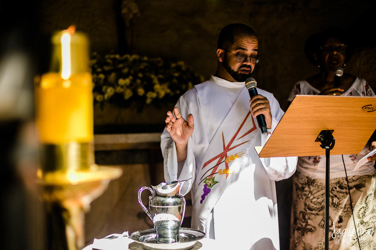jaqueline-porto-fotografia-de-batizado-de-menina-e-festa-de-um-ano-gruta-nossa-senhora-de-lourdes-rio-de-janeiro-padre-abençoando-agua