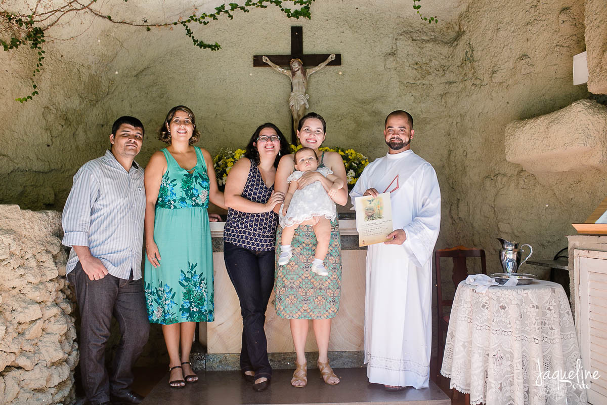 jaqueline-porto-fotografia-de-batizado-de-menina-e-festa-de-um-ano-gruta-nossa-senhora-de-lourdes-tijuca-rio-de-janeiro-foto-padrinhos-com-padre