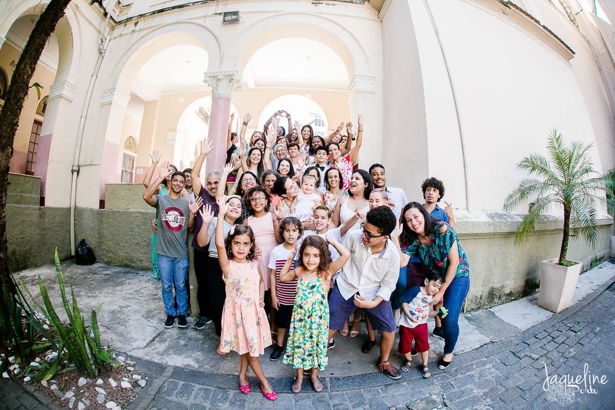 jaqueline-porto-fotografia-de-batizado-de-menina-e-festa-de-um-ano-gruta-nossa-senhora-de-lourdes-tijuca-rio-de-janeiro-convidados-reunidos-animados