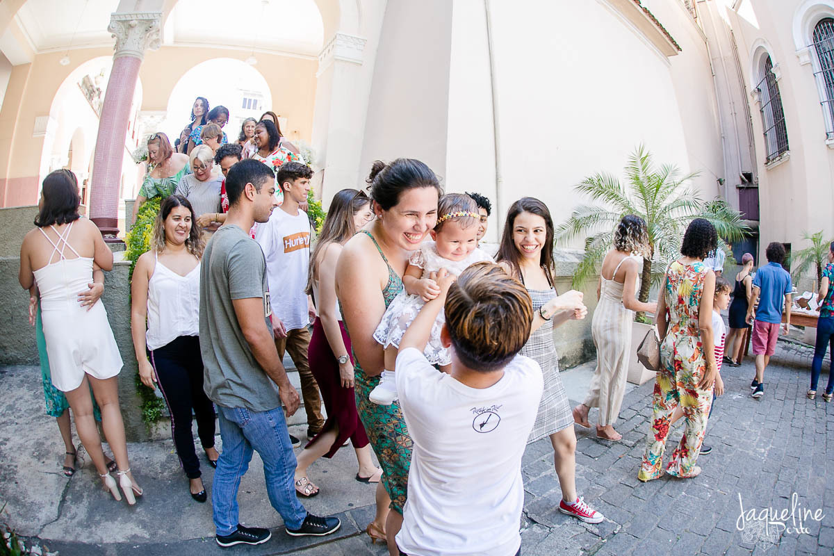 jaqueline-porto-fotografia-de-batizado-de-menina-e-festa-de-um-ano-gruta-nossa-senhora-de-lourdes-tijuca-rio-de-janeiro-crianca-brincando-com-prima