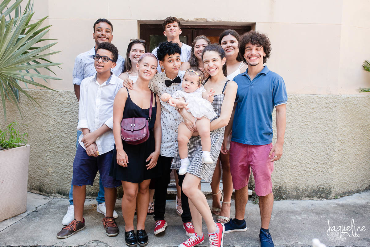 jaqueline-porto-fotografia-de-batizado-de-menina-e-festa-de-um-ano-gruta-nossa-senhora-de-lourdes-tijuca-rio-de-janeiro-primos-adolescentes-reunidos