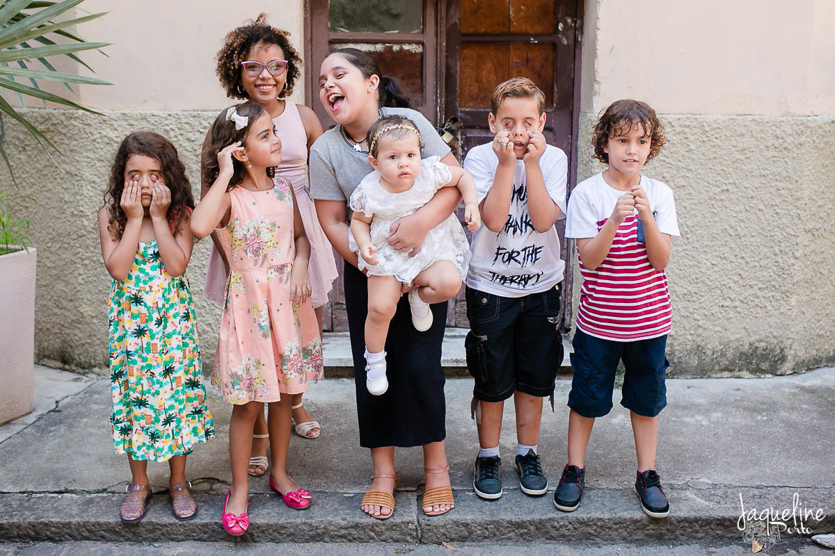 jaqueline-porto-fotografia-de-batizado-de-menina-e-festa-de-um-ano-gruta-nossa-senhora-de-lourdes-tijuca-primos-tirando-foto