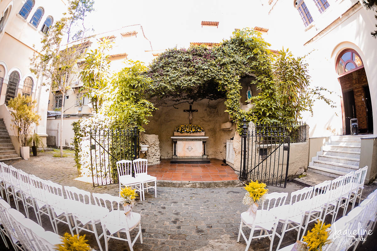 jaqueline-porto-fotografia-de-batizado-de-menina-gruta-nossa-senhora-de-lourdes-tijuca-rio-de-janeiro-decoracao-do-espaco-do-altar