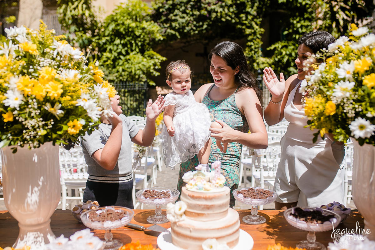 jaqueline-porto-fotografia-de-batizado-de-menina-e-festa-de-um-ano-gruta-nossa-senhora-de-lourdes-tijuca-rio-de-janeiro-convidados-cantando-parabens