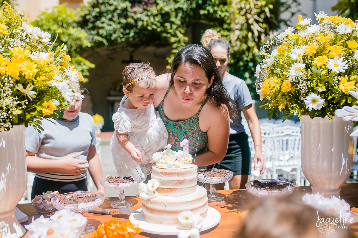 jaqueline-porto-fotografia-de-batizado-de-menina-e-festa-de-um-ano-gruta-nossa-senhora-de-lourdes-tijuca-rio-de-janeiro-assoprando-a-velinha