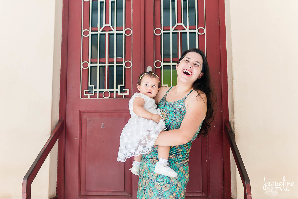 jaqueline-porto-fotografia-de-batizado-de-menina-gruta-nossa-senhora-de-lourdes-tijuca-rio-de-janeiro-crianca-com-a-mae