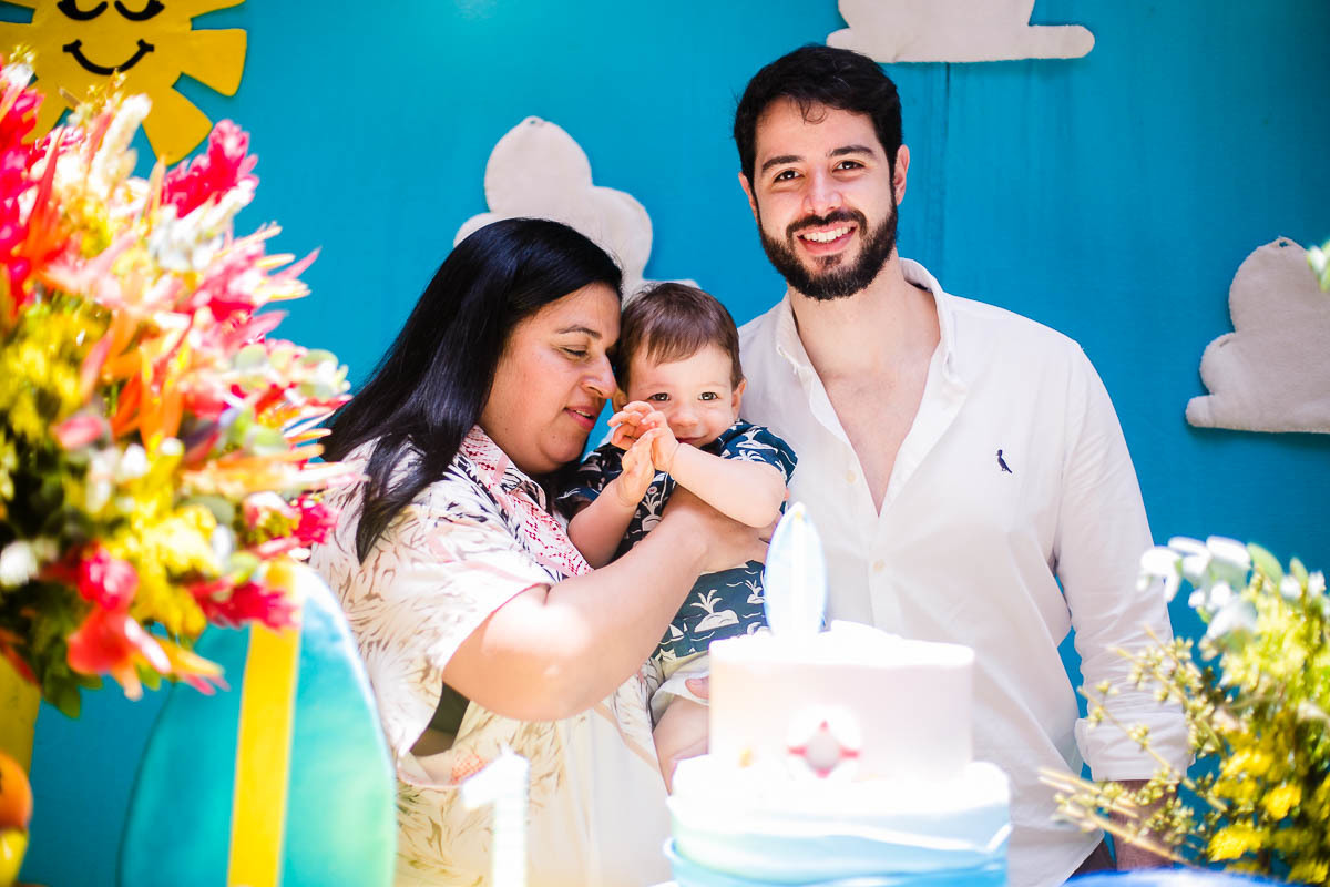 festa-de-um-ano-tema-praia-casa-de-festas-pitanga-pitangueira-em-botafogo-menino-tirando-foto-com-os-padrinhos-jaqueline-porto-fotografia