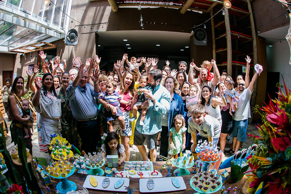 jaqueline-porto-fotografia-festa-de-um-ano-casa-pitanga-pitangueira-em-botafogo-convidados-posando-para-foto