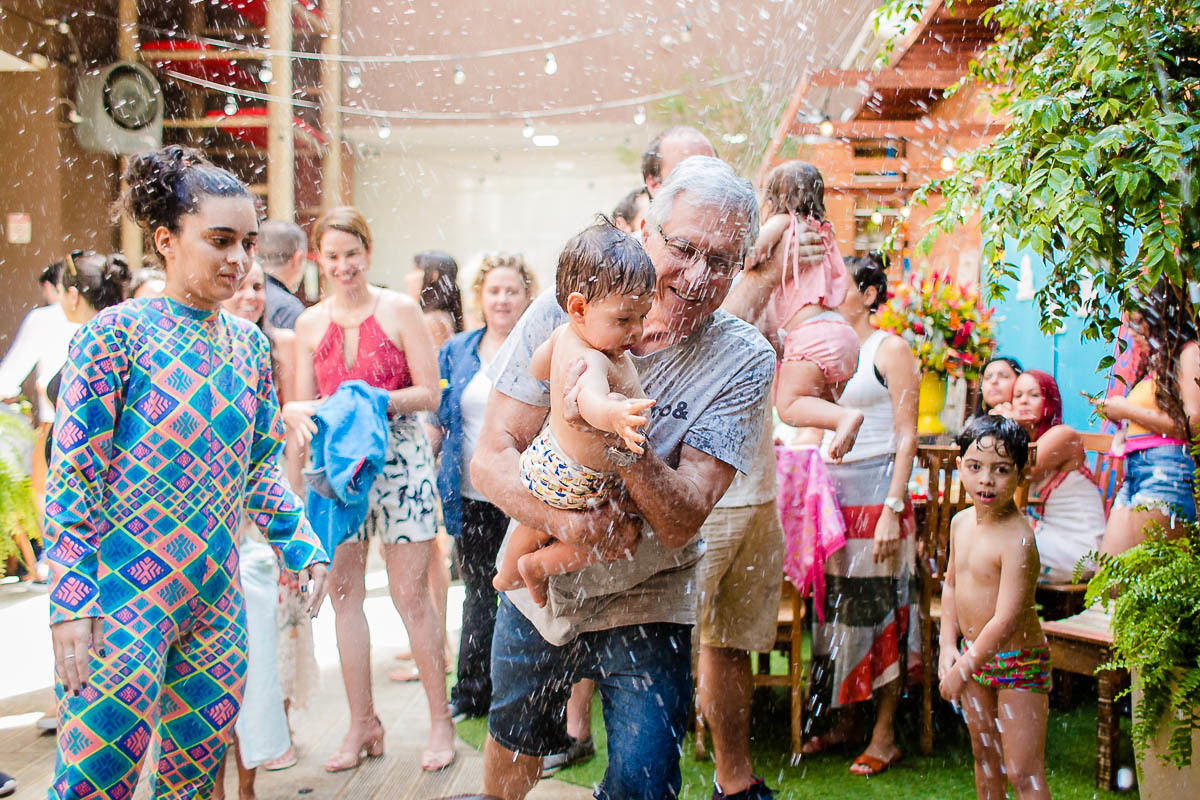 jaqueline-porto-fotografia-festa-de-um-ano-casa-pitanga-pitangueira-botafogo-menino-tomando-banho-de-mangueira-com-vovo-paterno