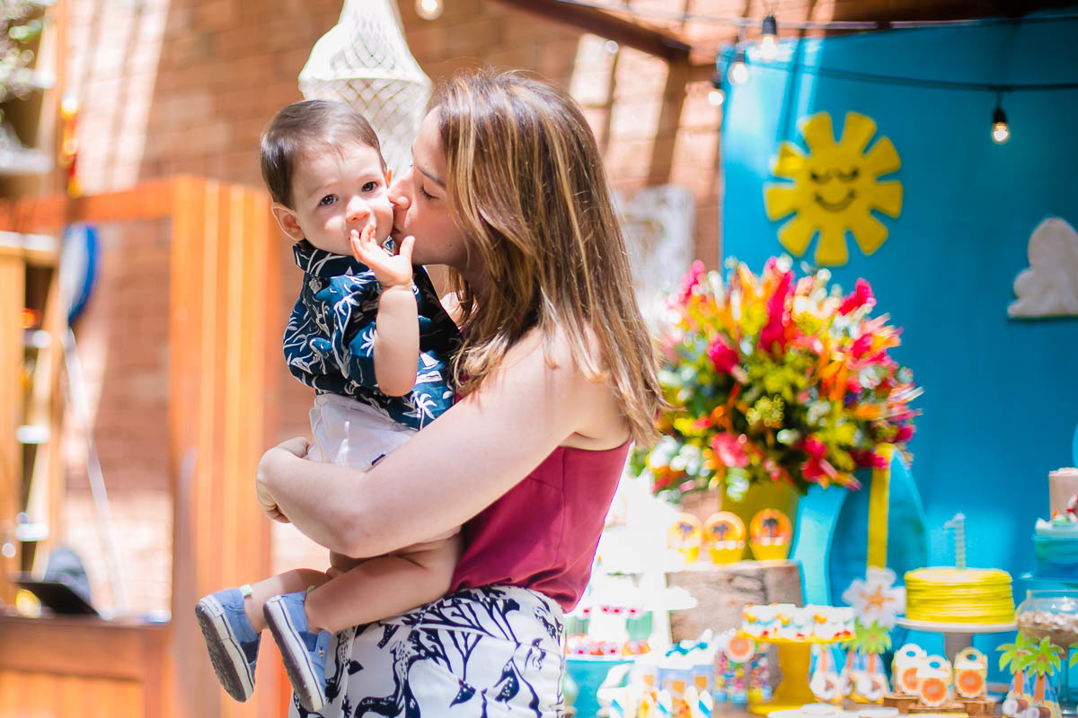 fotografa-jaqueline-porto-festa-tema-praia-na-pitanga-pitangueira-em-botafogo-mae-beijando-o-aniversariante
