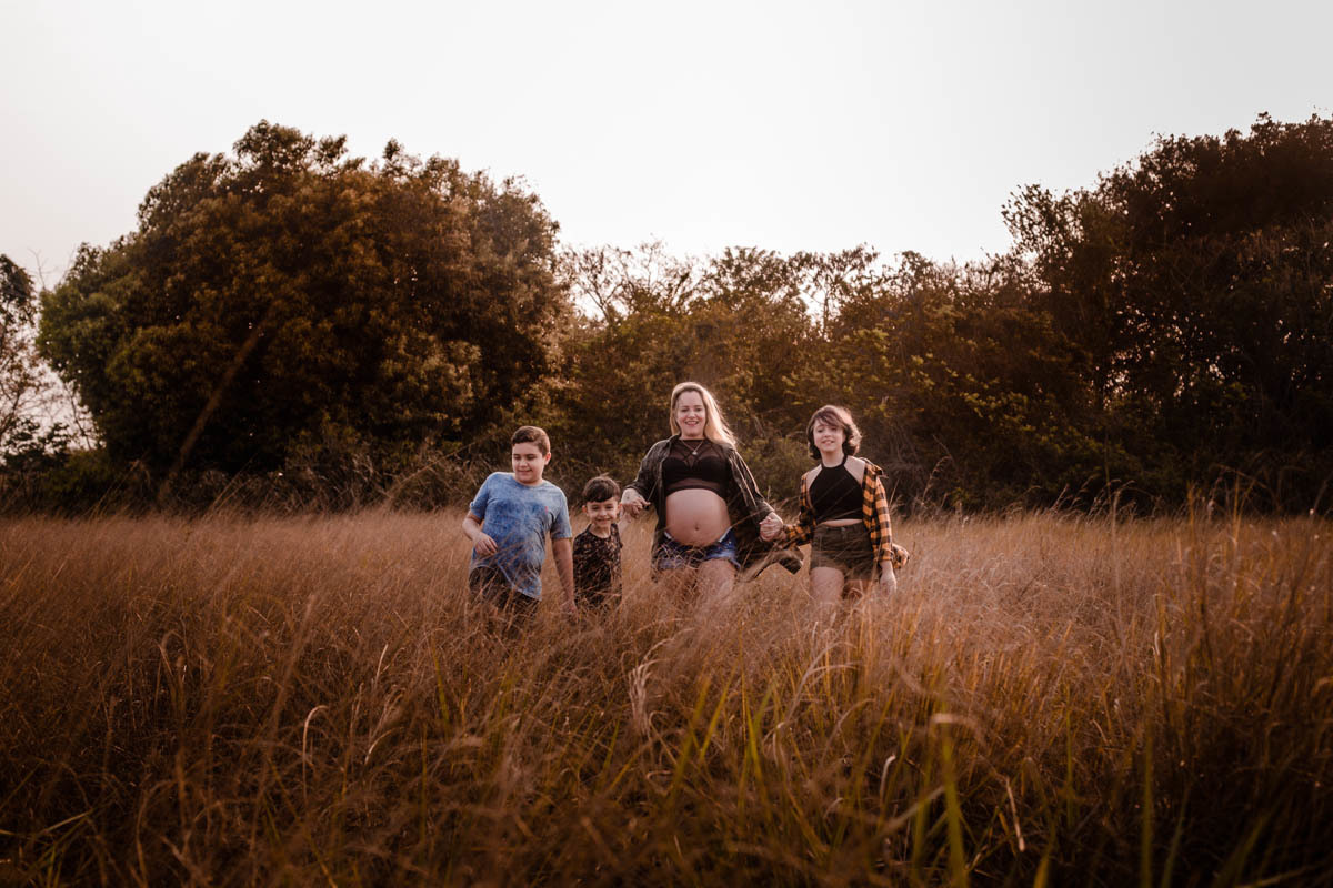 Grávida posando para foto com os 3 filhos na ilha do governador