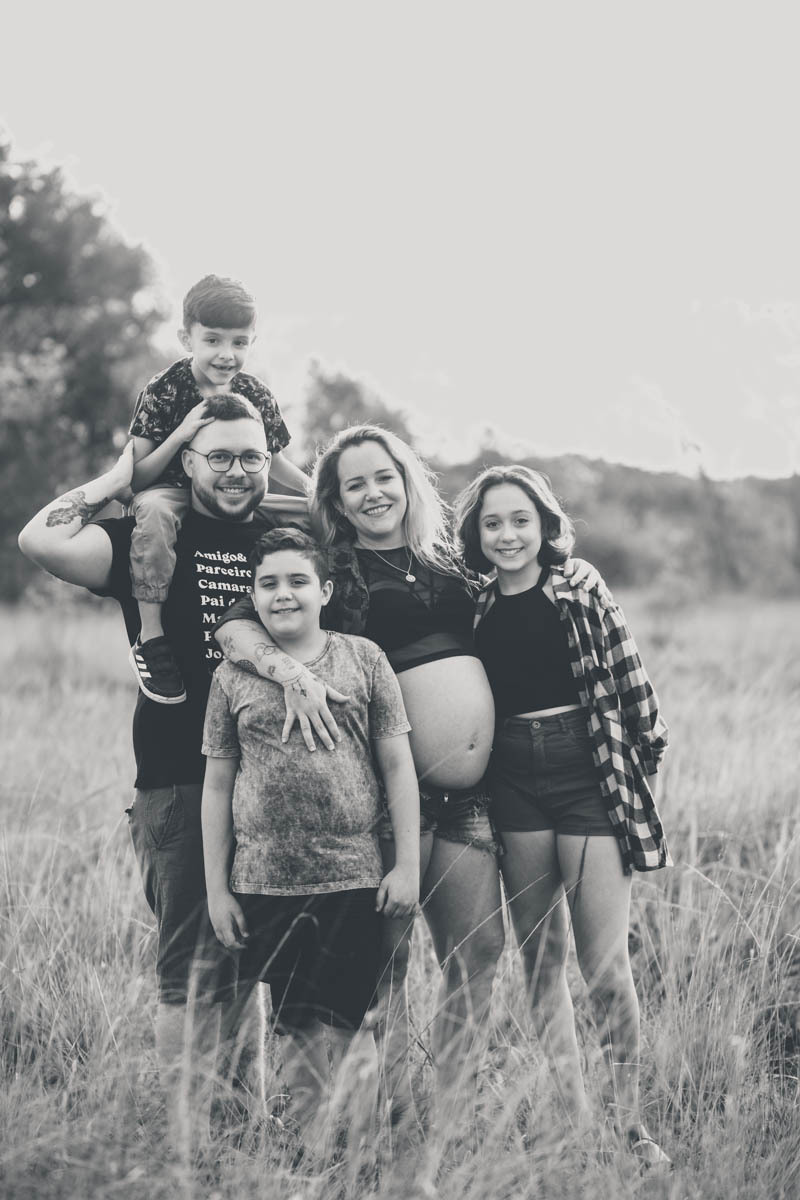 família posando para ensaio fotografico na ilha do governador