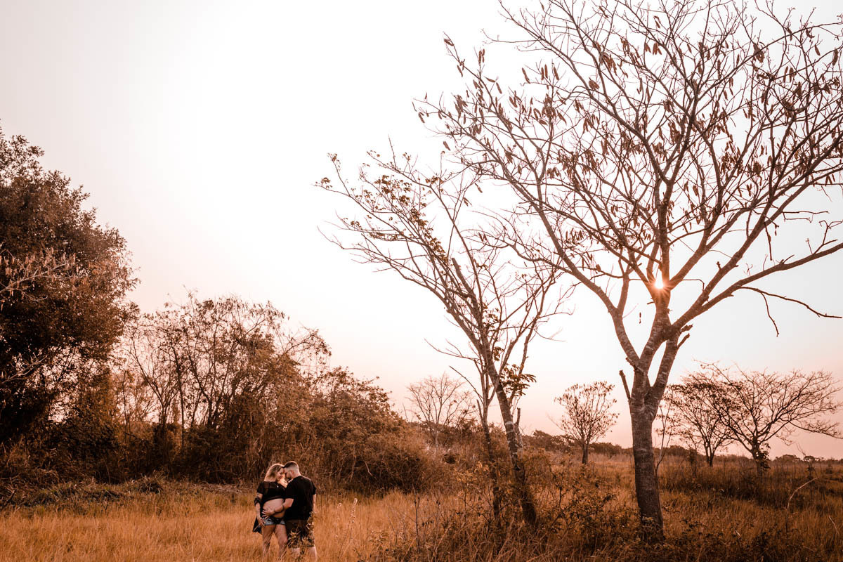 Casal sendo fotografado em ensaio gestante na ilha do governador