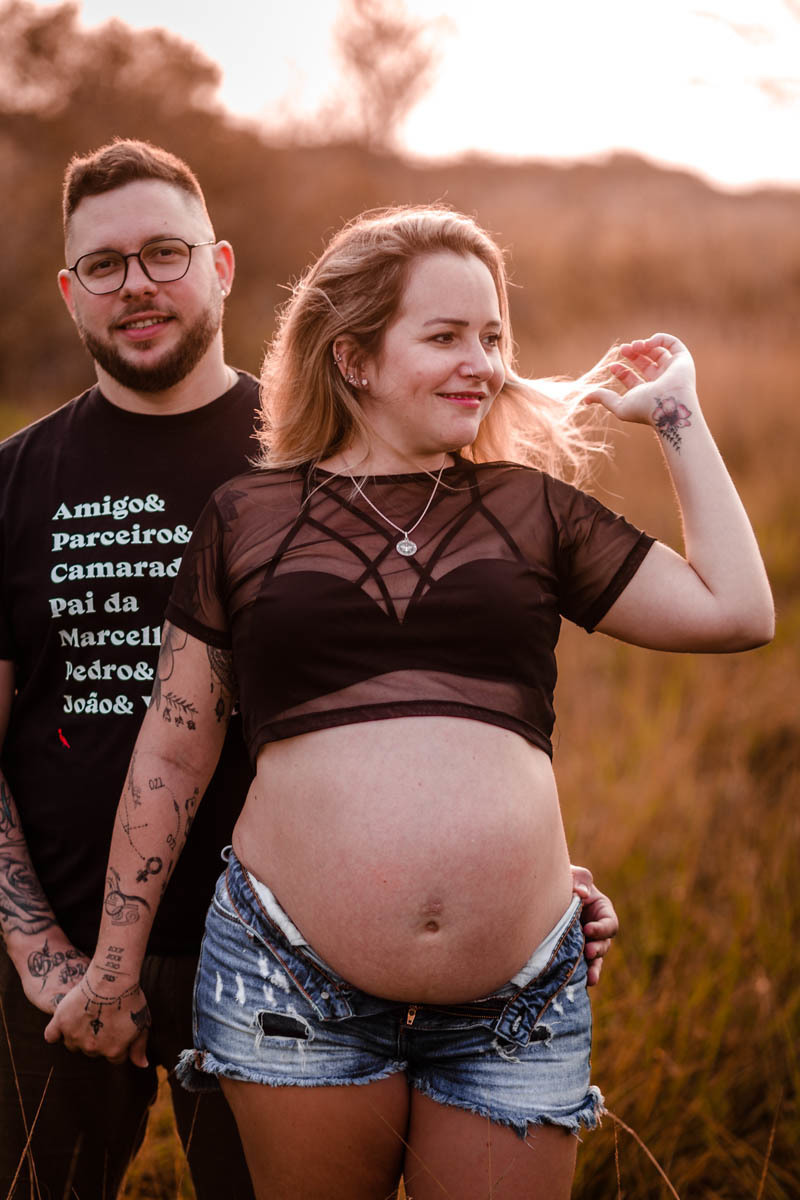 Casal sendo fotografado juntos em ensaio gestante na ilha do governador