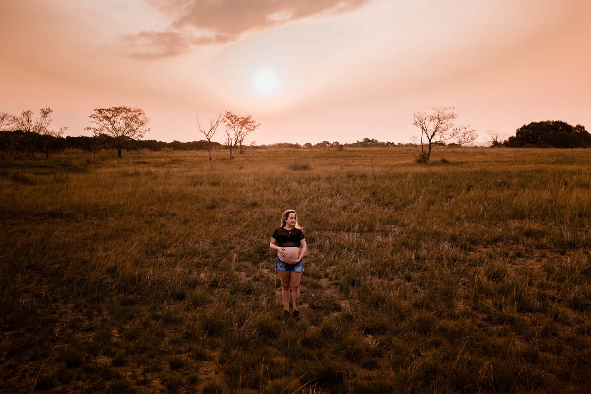 Gestante sendo fotografada no meio da floresta na ilha do governador