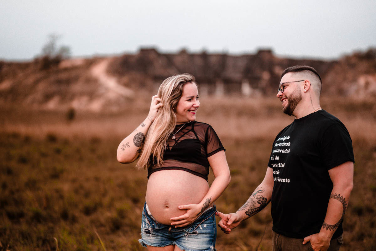 casal sendo fotografado em Tubiacanga durante ensaio gestante