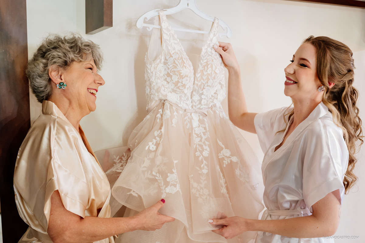 a mamãe e a Luiza contemplando o vestido de noiva.