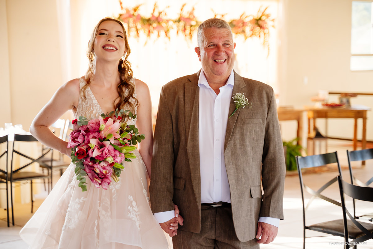 A noiva Luiza e seu pai momentos antes de irem para a cerimônia do seu casamento