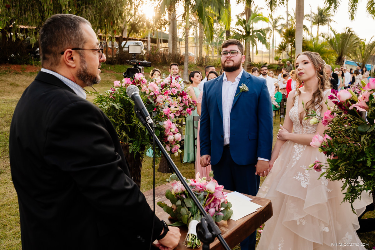 Os noivos Luiza e Brauner com o celebrante durante cerimônia do seu casamento