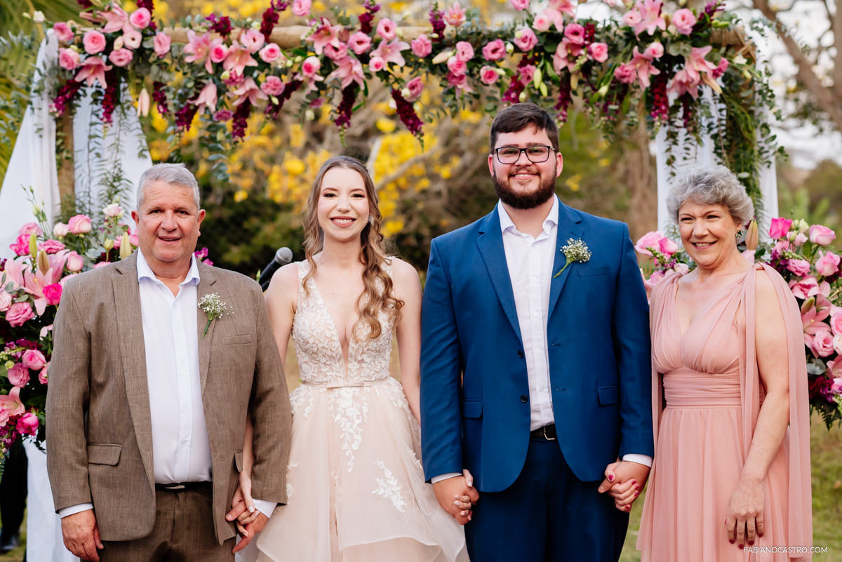 foto protocolar dos noivos com os pais da noiva