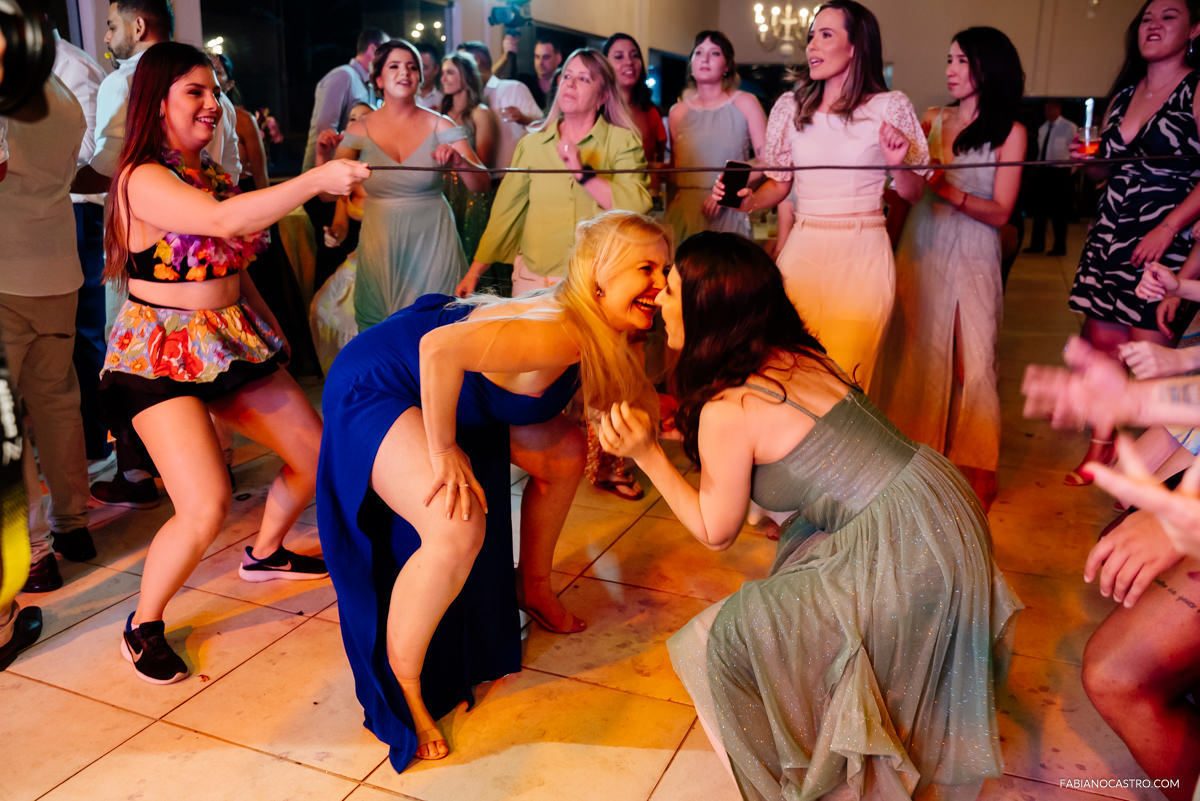 Irmã da Noiva se divertindo com amigas durante festa de  casamento da irmã no Rancho Fundo em Alfenas-MG