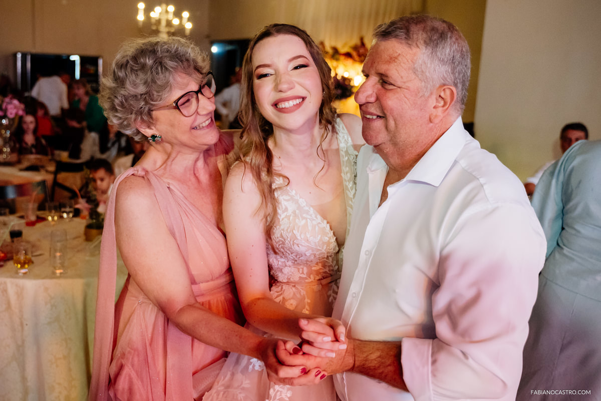 Noiva Luiza dançando com seus pais durante festa de seu casamento no Rancho Fundo em Alfenas-MG