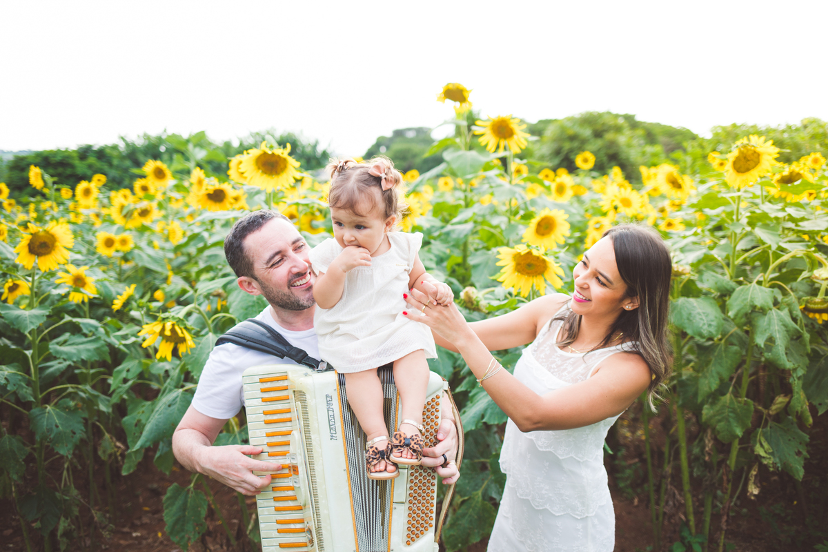 Ensaio de família com bebe ao ar livre em Holambra 