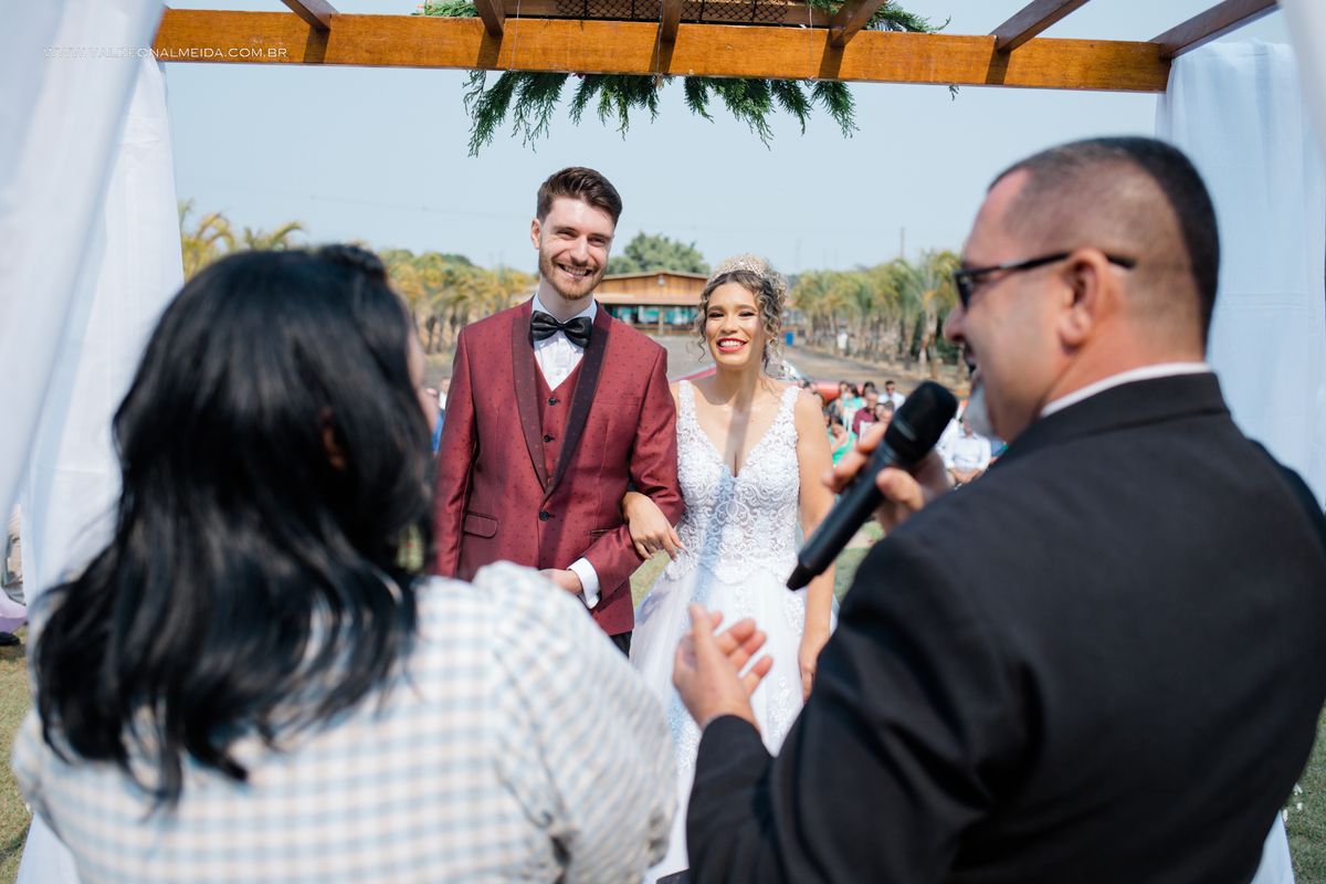 Casamento ao ar livre e de dia da Gabriela e do Guilherme